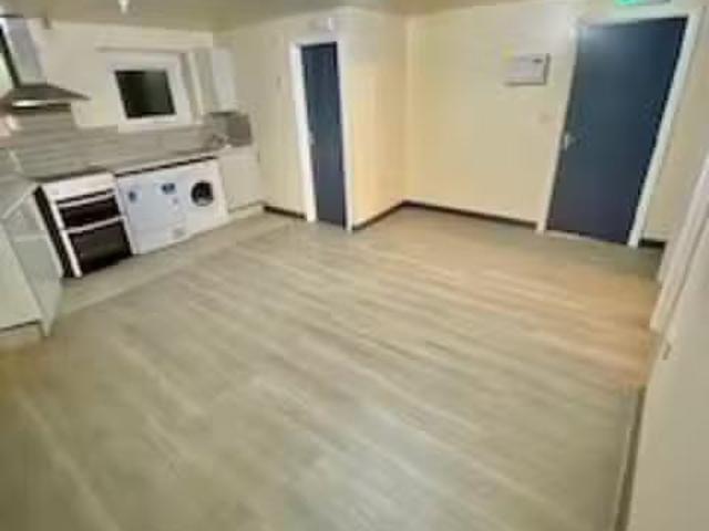 Charming 2 bedroom flat for rent in Ladypool Road, Birmingham.