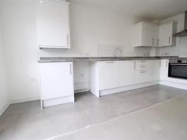 Cheap 2 bedroom flat for rent in Lower Ashley Road, New Milton.