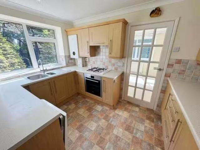 Charming 2 bedroom flat for rent in The Avenue, Poole, Dorset.