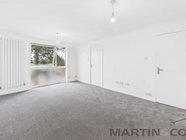 Charming 2 bedroom flat for rent in Watersplash Court, London.