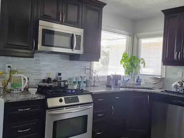 Cozy 2 bedroom house close to SAIT/UOC/Down town — 2 Bedrooms Duplex