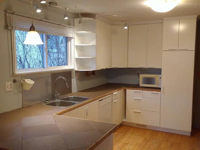 Cozy 2+ bedroom in Strathcona. Quiet yet close to everything