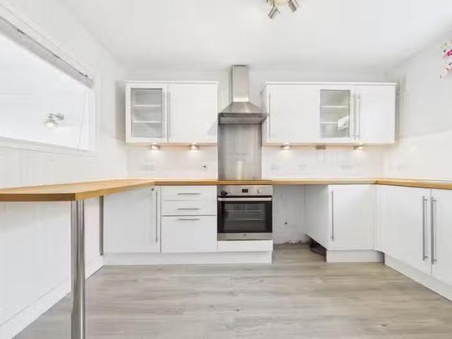 Rental! 2 bedroom maisonette for rent in Sandgate High Street.