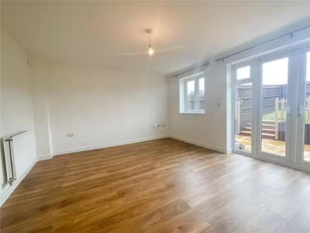 Cheap 2 bedroom semi detached house for rent in Meadow Way, Ta.
