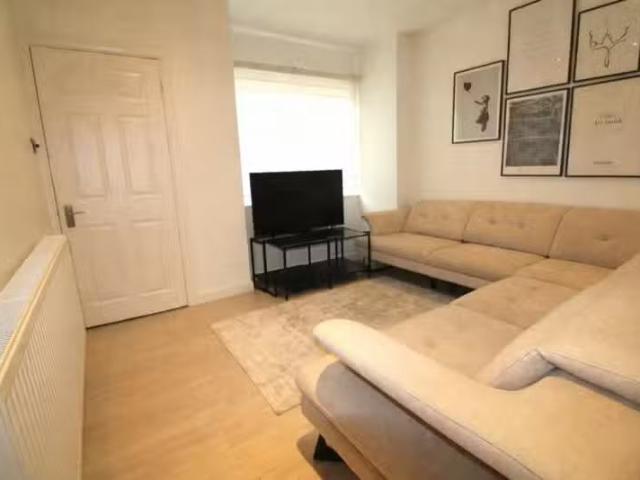 Cozy 2 bedroom semi detached house for rent in Cadmore Lane, C.