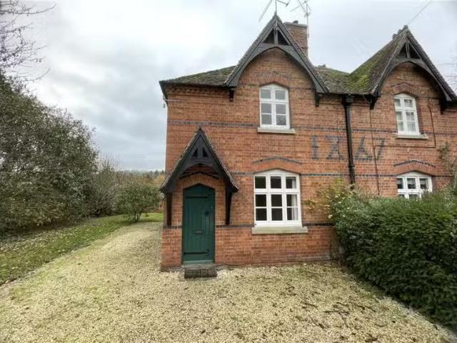 Cheap 2 bedroom semi detached house for rent in Walton, Warwic.
