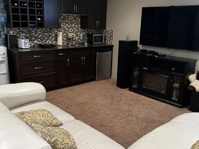 Cozy 2 bedroom suite furnished in Royal Oak NW