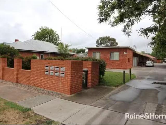 Unique 2 BR 1/172 Keppel Street, BATHURST Apartment for rent.