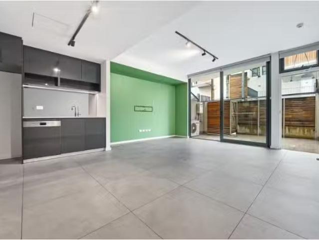 Cheap 2 BR 112/76 Mitchell Road, Alexandria Apartment for rent.