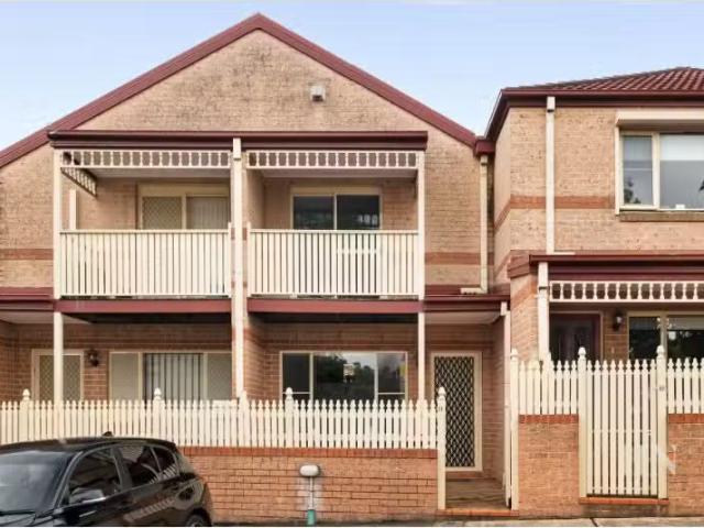Just in! 2 BR 11/3 5 Concord Avenue, Concord West Townhouse fo.