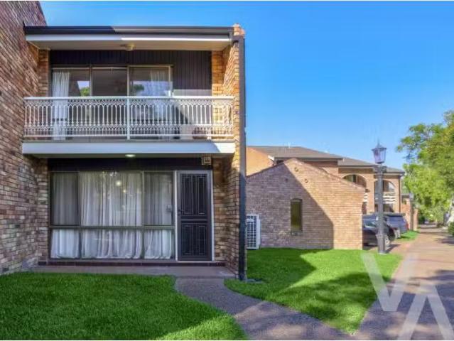 Cozy 2 BR 13/58 Parry Street, Cooks Hill Townhouse for rent L.