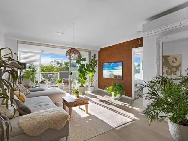 Cheap 2 BR 1304/12 14 Executive Drive, Burleigh Waters, QLD 42.