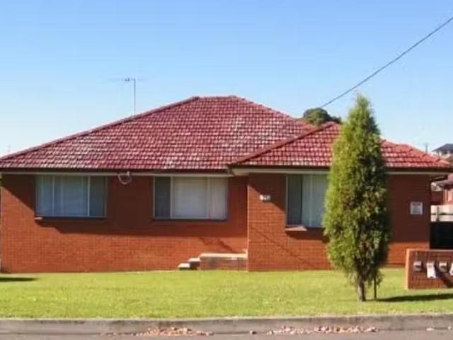 Deal! 2 BR 1/51 Rosemont Street, WOLLONGONG Apartment for rent.