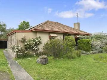 Charming 2 BR 18 Churchill Square, Colac, VIC 3250