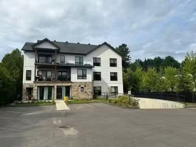 Unique 2 BR 201 800 Rue De St Jovite, Mont Tremblant, QC, J8E.