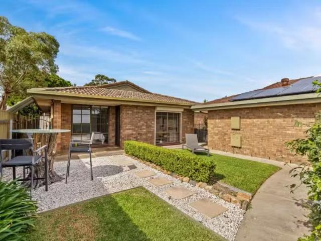 Charming 2 BR 2/1A Larkdale Crescent, O'HALLORAN HILL Apartmen.