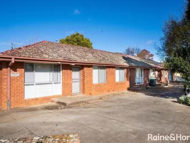 Deal! 2 BR 2/38 Raye Street, Tolland, NSW 2650
