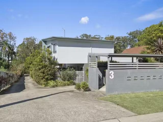 Cheap 2 BR 2/3 Burke Street, Coffs Harbour Townhouse for rent.