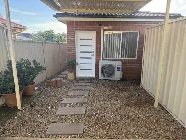 Charming 2 BR 23A Cordelia Street, ROSEMEADOW House for rent.