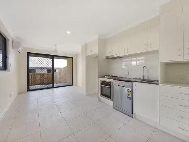 Unique 2 BR 2/41A Pinelands Street, Loganlea, QLD 4131