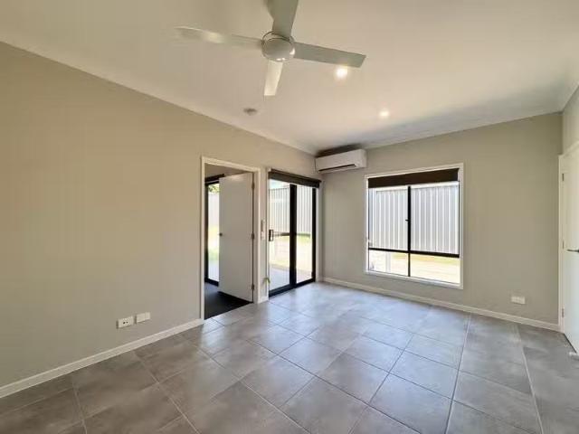 For Rent! 2 BR 2/66 Hamilton Road, WOODFORD, QLD 4514 Duplex.