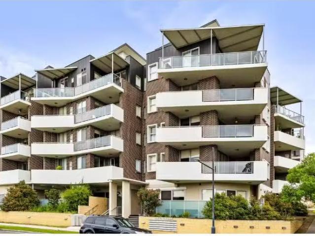Just in! 2 BR 28/15 17 Parc Guell Drive, Campbelltown Apartmen.