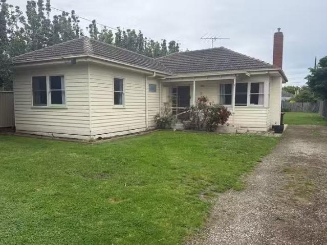 Cheap 2 BR 2 Weeroona Avenue, Hamlyn Heights, VIC 3215 House.