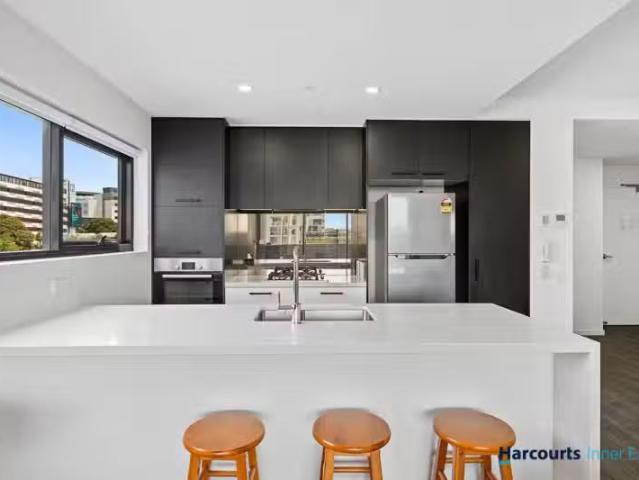Cozy 2 BR 307/28 Wolseley Street, WOOLLOONGABBA, QLD 4102 Ap.