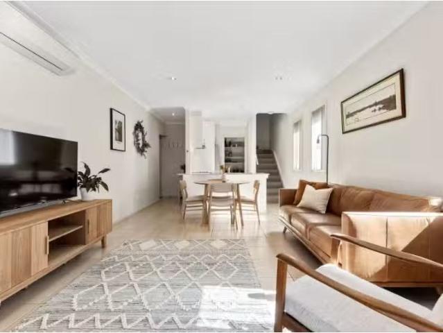 Charming 2 BR 3/17 Majura Avenue, partson Apartment for rent.