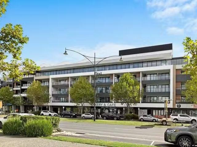 Cheap 2 BR 322/173 Caroline Springs Boulevard, Caroline Spring.