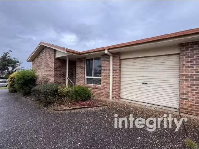 Nice 2 BR 3/67 Lyndhurst Drive, Bomaderry Apartment for rent.
