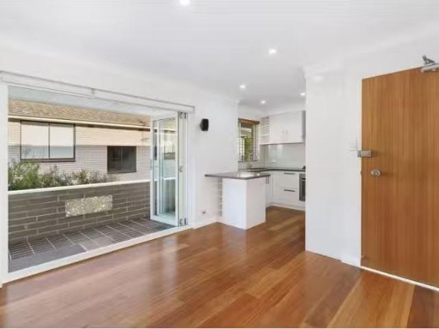 Cheap 2 BR 6/5 Stuart Street, Collaroy Beach Apartment for ren.