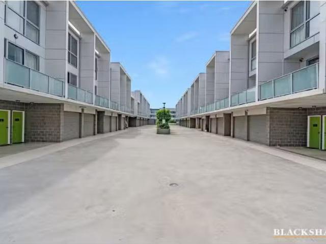 Nice 2 BR 6/815 Horse Park Drive, Amaroo Townhouse for rent L.