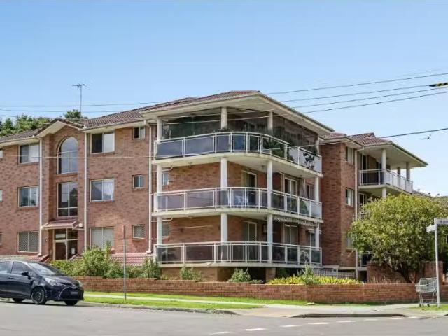 Cozy 2 BR 6/9 Sir Joseph Banks Street, Bankstown Apartment for.