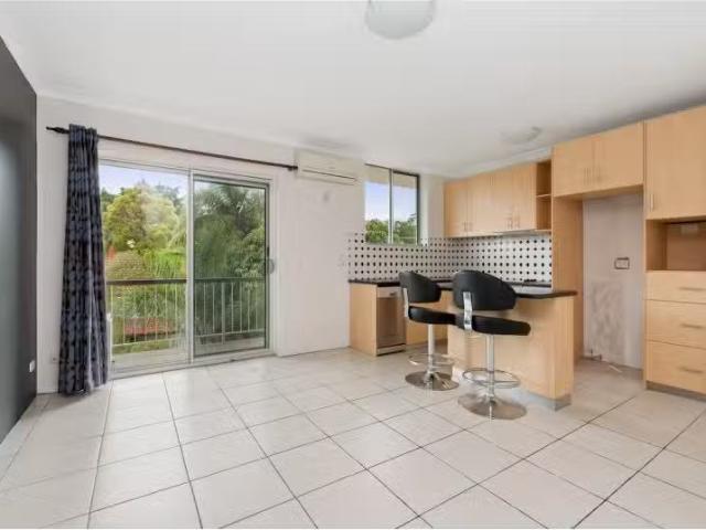 Cozy 2 BR 8/32 Cottell Street, Norman Park Apartment for rent.