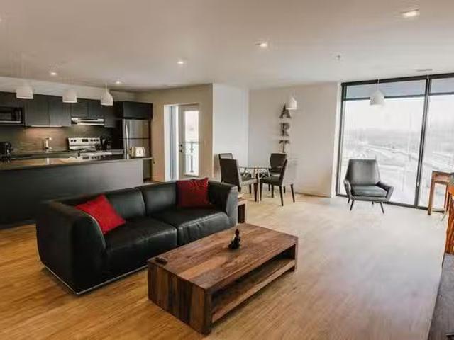 Deal! 2 BR Stradbrook Avenue
