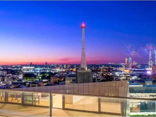 Just in! 2 BR Penthouse No. 1808 1 Chippendale Way, Chippendal.