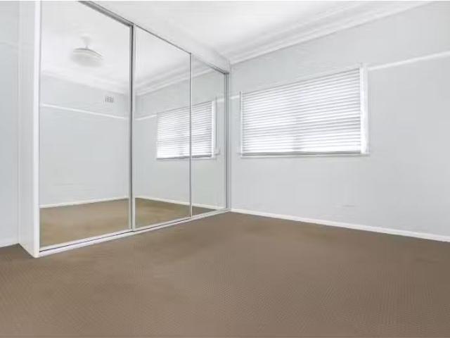 Cheap 2 Storey Street, FAIRY MEADOW House for rent Listed by.