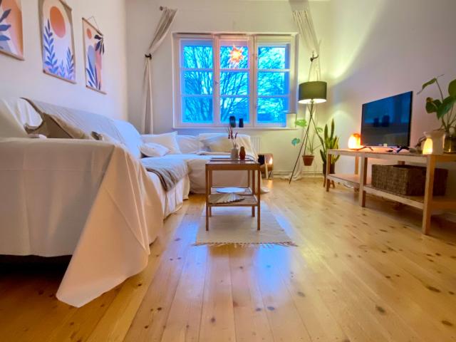 Cozy 2 Room Apartment with balcony fully furnished, available from Dec 26, Berlin Amsterdam Apartments for Rent