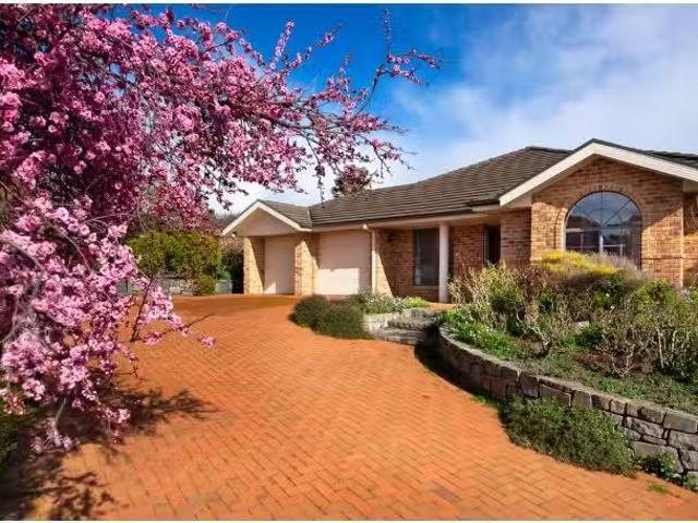 Charming 2 Whitfield Circuit, Nicholls House for rent Listed.
