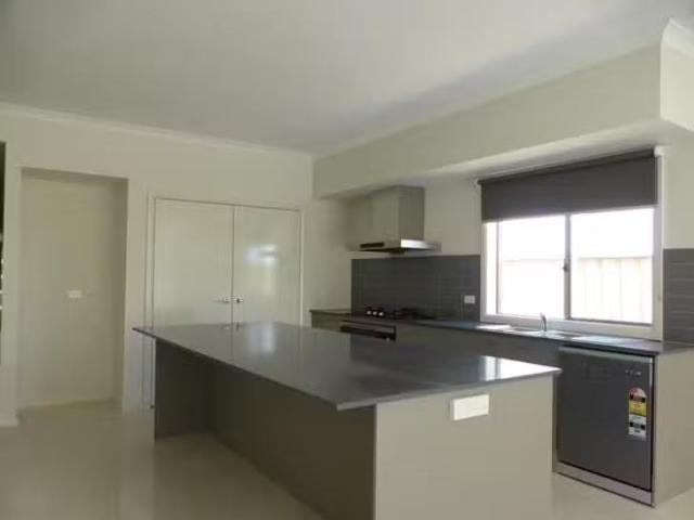 Deal! 34 Murphy Street, Point Cook, VIC 3030