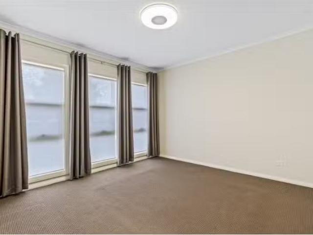 Cheap 34 Millman Road, Spring Farm House for rent Listed by M.