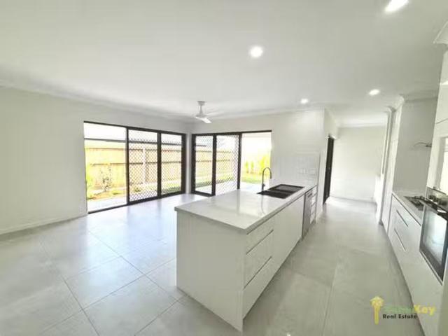 Deal! 35 Oxbow Loop, Redlynch, QLD 4870