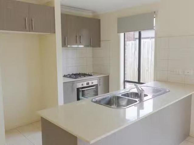 Just in! 35 Fieldstone Way, Brookfield, VIC 3338