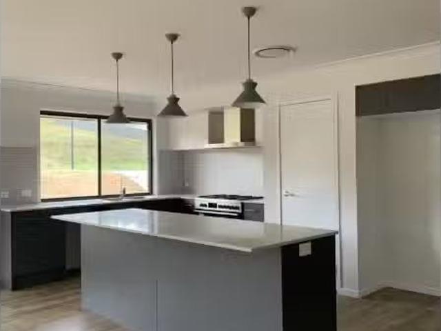 Just in! 35 Honeysuckle Drive, ARMIDALE House for rent Listed.