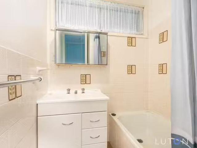 Deal! 35 Knaggs Crescent, Page, ACT 2614