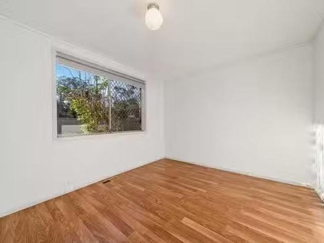 Charming 35A Bennelong Crescent, Macquarie, ACT 2614