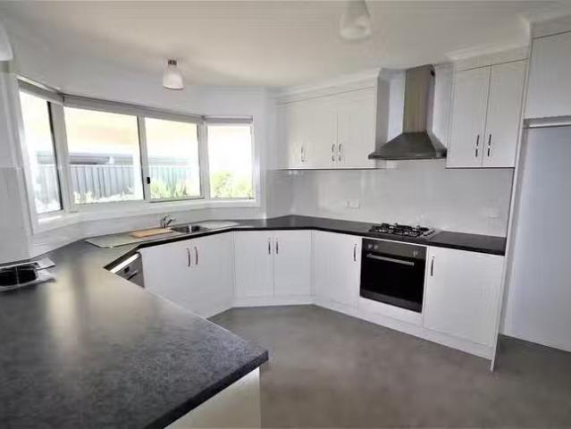 Deal! 37 Lakes Park Drive, Ob Flat, SA 5291