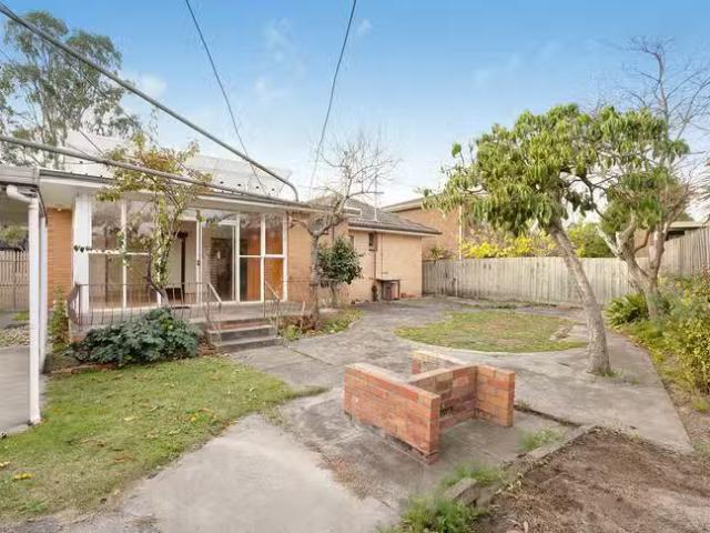 Cozy 37 Pasadena Crescent, Bentleigh East, VIC 3165