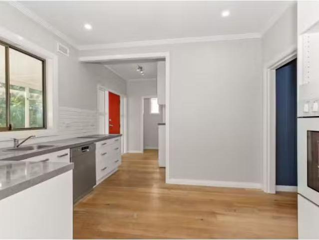 Deal! 39 Fern Valley Road, Cardiff House for rent Listed by H.